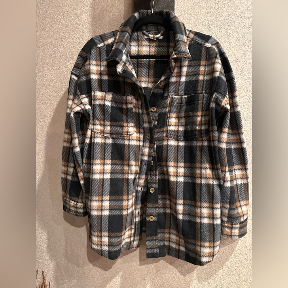 Women’s O’Neill S Plaid Flannel Button-Up Shacket in Navy, White & Tan